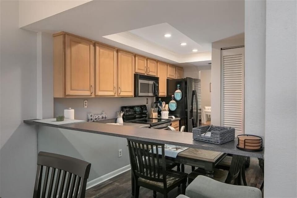 Dining room to kitchen