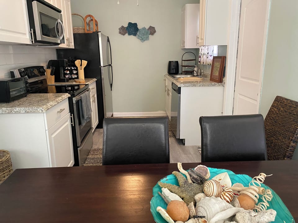 Full kitchen Fridge, Stove, Microwave, Dishwasher, Airfryer, Keurig Maker 
