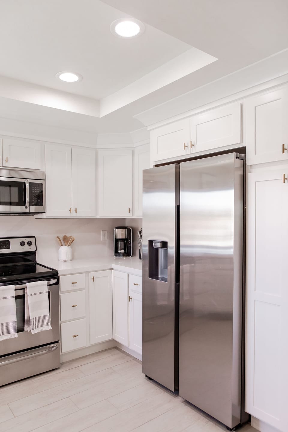 Sparkling new full kitchen!