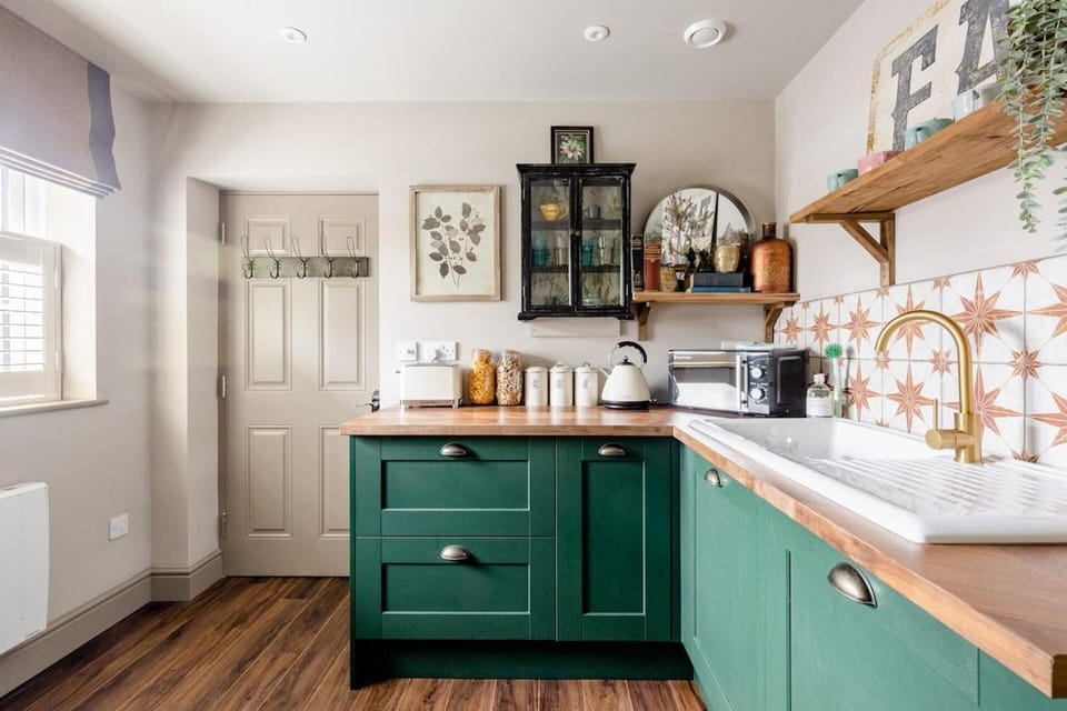 Apartment | Private kitchen | Fridge, microwave, oven, stovetop