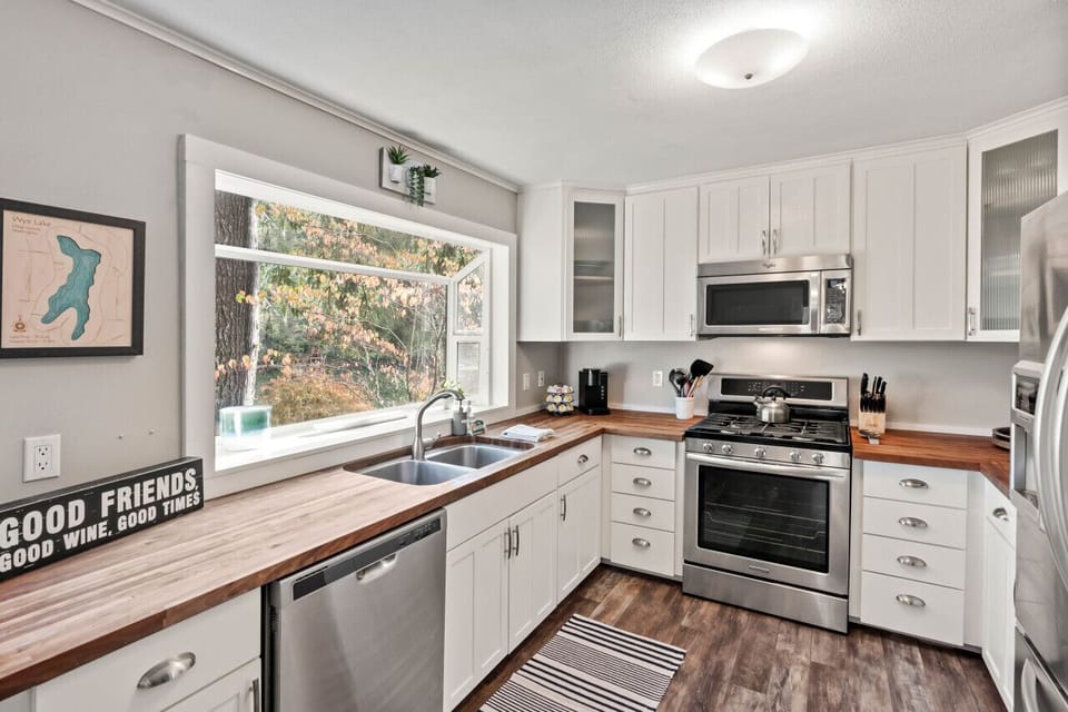 Fully equipped kitchen awaits!