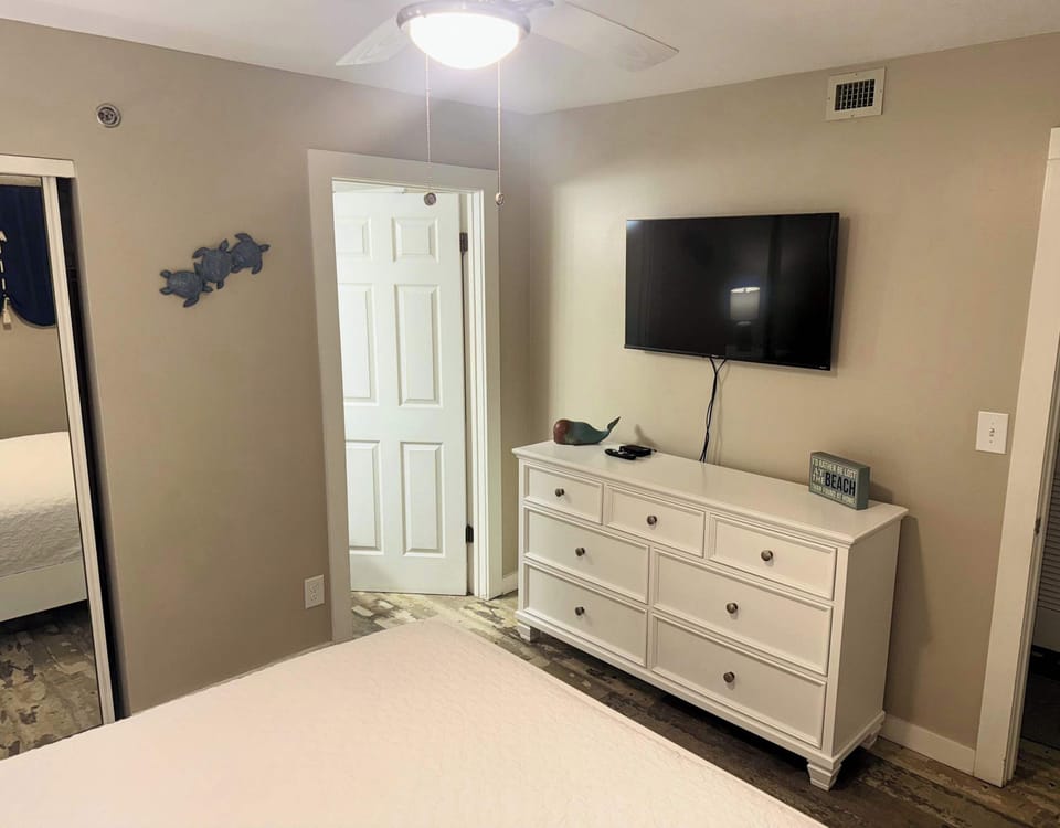 Second bedroom with TV and bathroom access