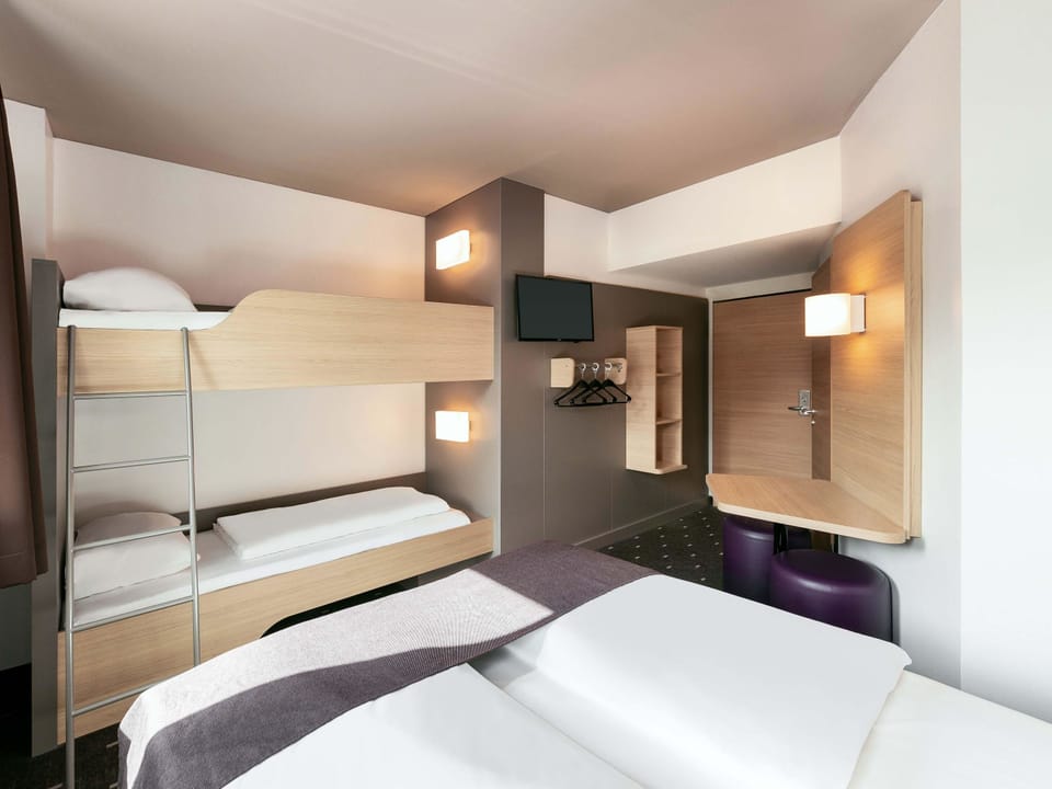 Family Room | Desk, soundproofing, WiFi (free), bed sheets