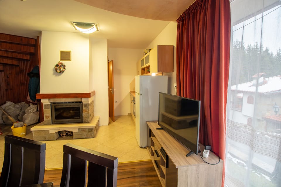 Chalet, 2 Bedrooms, Balcony, Mountain View | Living room | TV