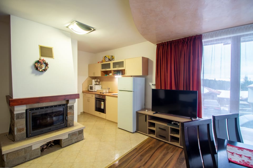 Chalet, 2 Bedrooms, Balcony, Mountain View | Living room | TV
