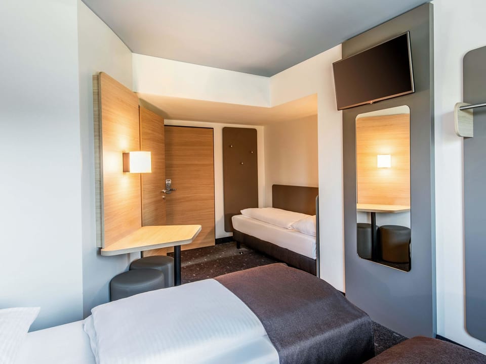 Triple Room | Desk, soundproofing, WiFi (free), bed sheets