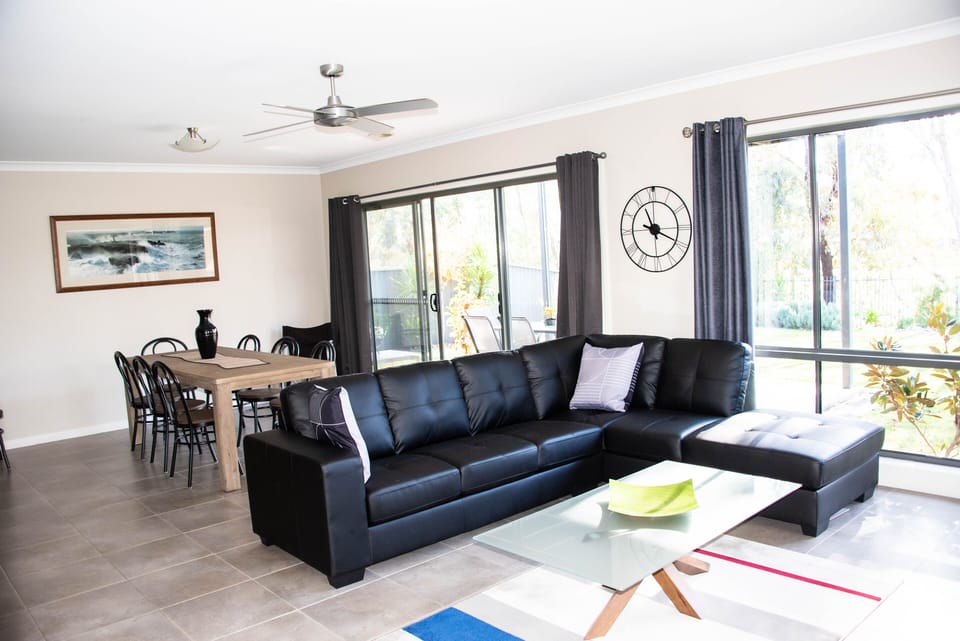 Lounge/Dining