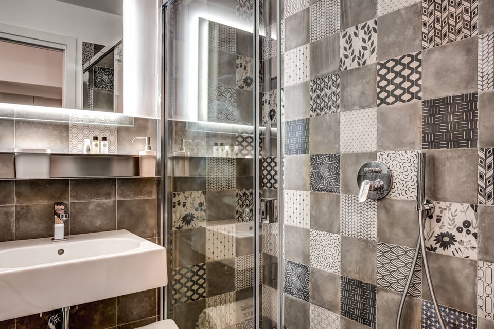 Apartment, 1 Bedroom | Bathroom | Shower, rainfall showerhead, free toiletries, hair dryer