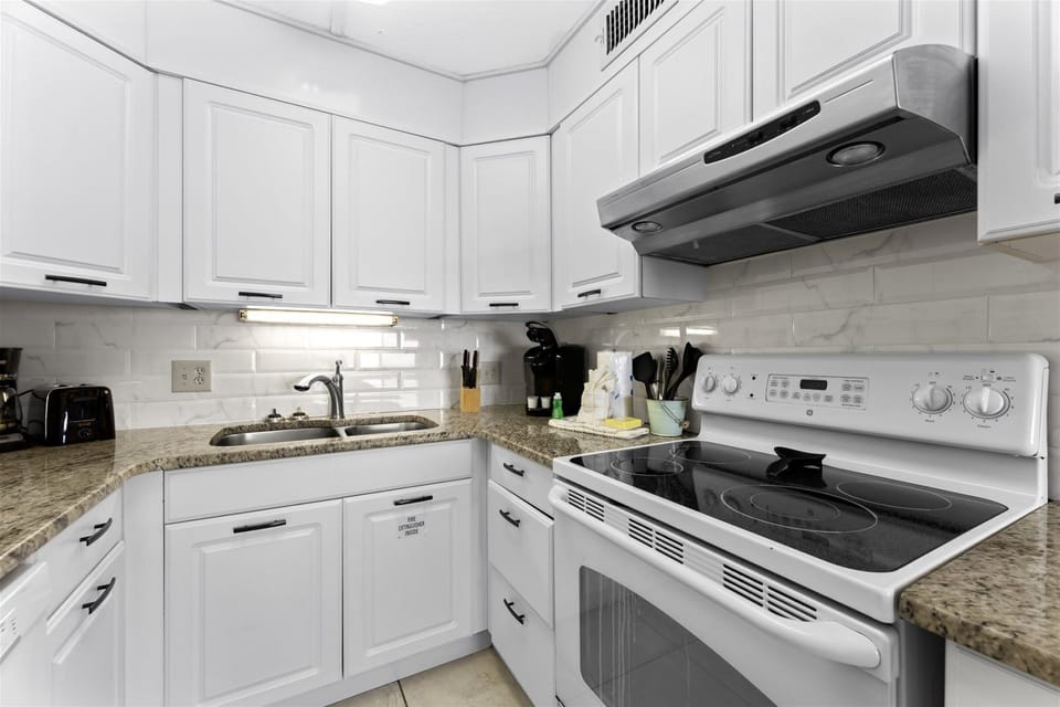 Condo, 1 King Bed with Sofa bed (The Summit 1222) | Private kitchen