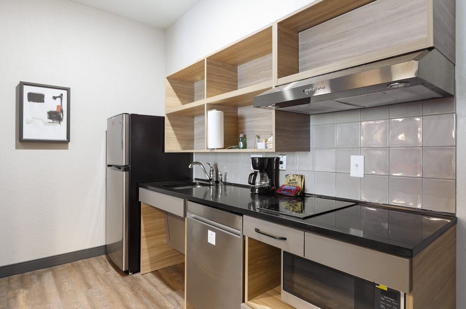 1 bedroom, individually decorated, desk, laptop workspace
