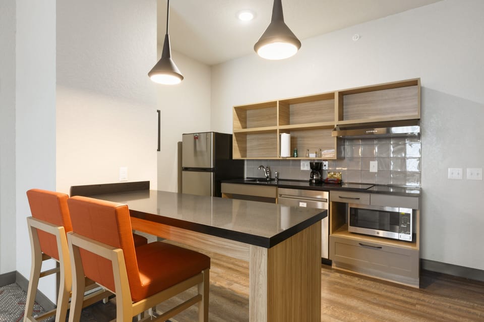 1 bedroom, individually decorated, desk, laptop workspace
