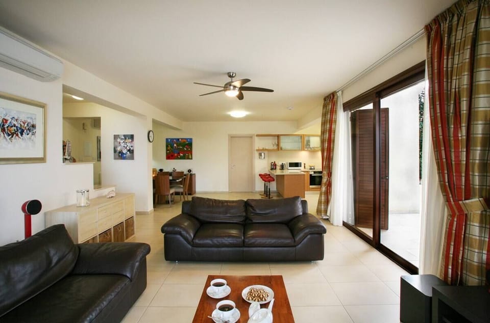 The Lounge area wıth a vıew to the  Indoor Dining table and Kitchen!