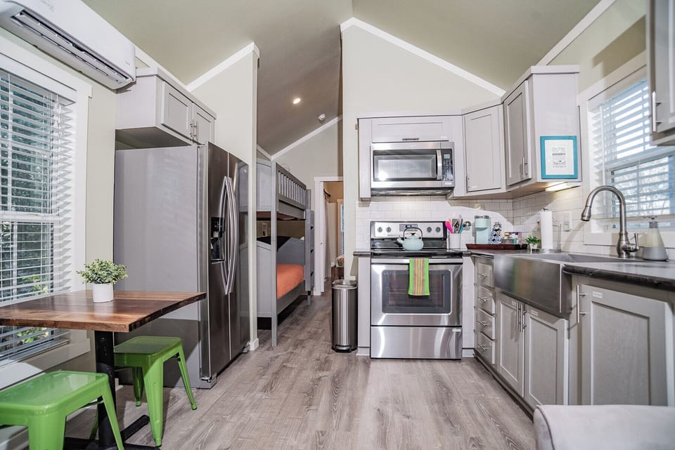 Full-size appliances (no dishwasher)