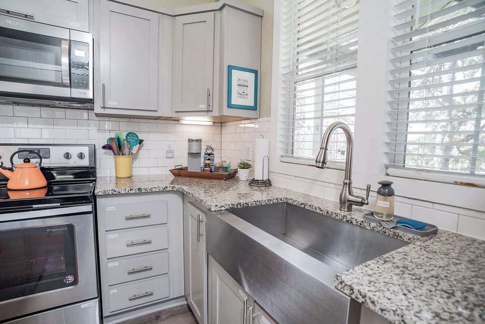Full-size appliances (no dishwasher)