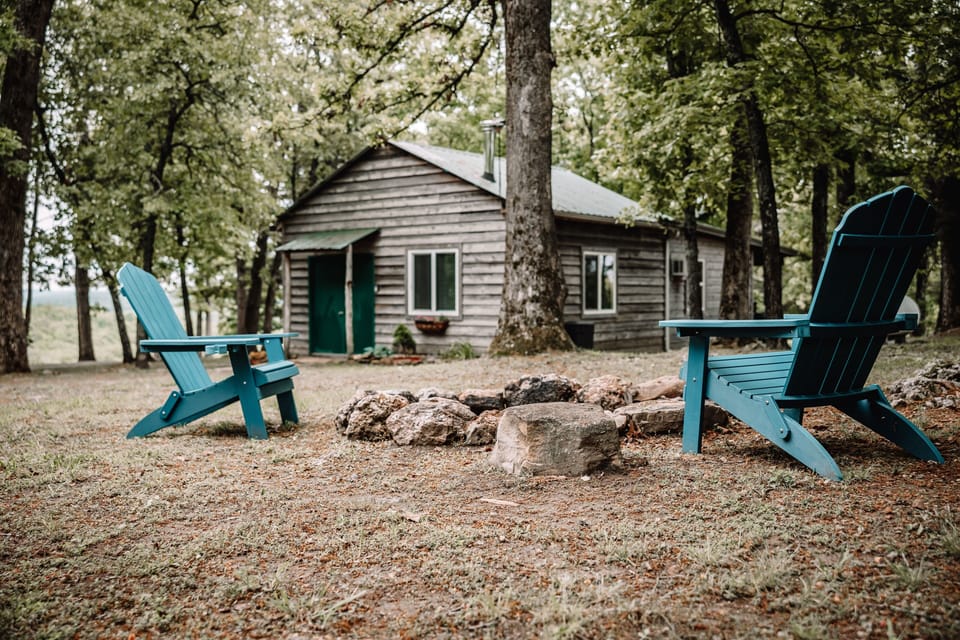 Cozy cute cabin nestled on 90 acres with only host sister house nearby