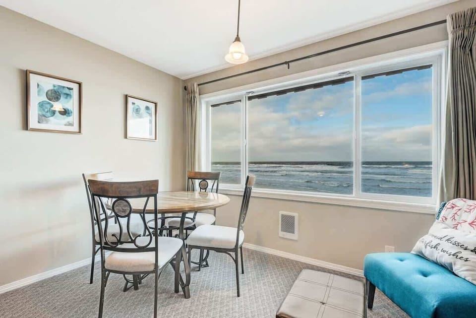 Dine and watch the waves 