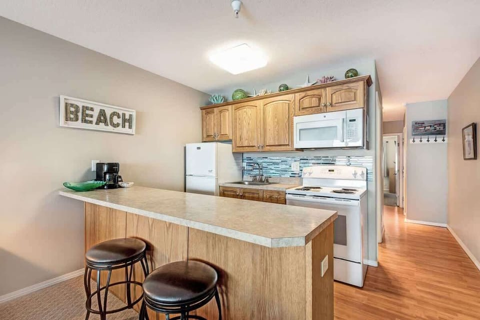 The kitchen is just steps away