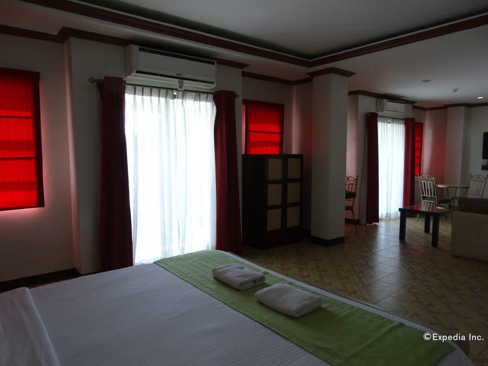 Royal Suite, 1 King Bed | Desk