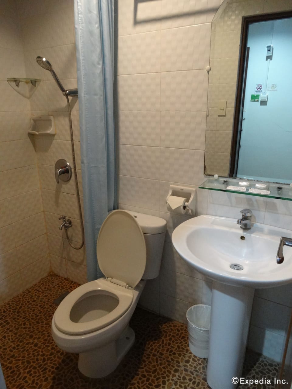Deluxe Room, 2 Twin Beds | Bathroom | Shower, towels