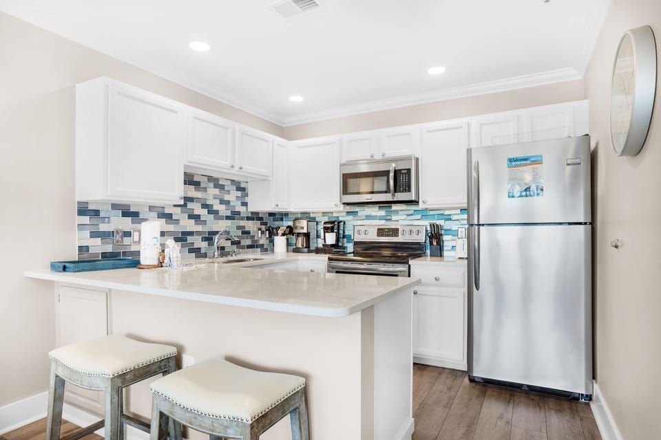 Kitchen with eat-in bar