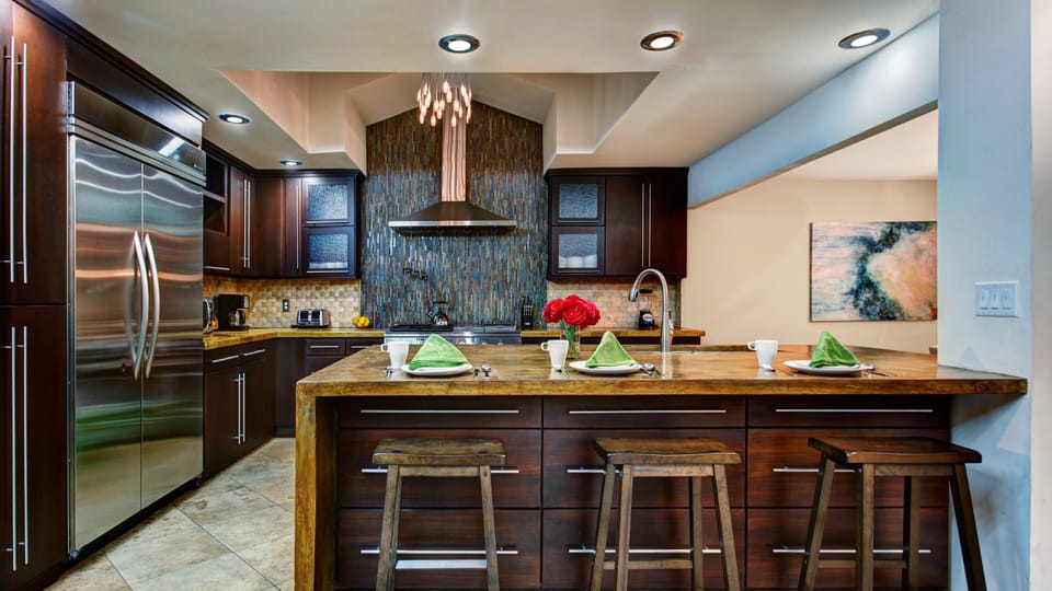 Studio (Multiple Bedrooms) | Private kitchen | Fridge, microwave, oven, coffee/tea maker