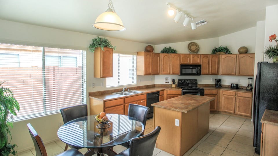 House (4 Bedrooms) | Private kitchen | Fridge, microwave, oven, toaster