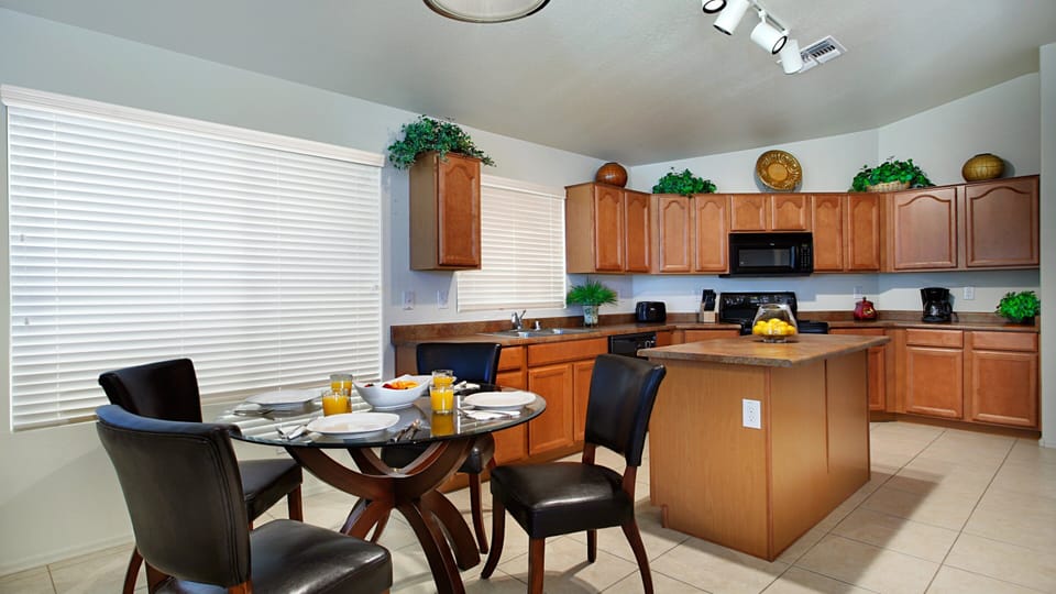 House (4 Bedrooms) | Private kitchen | Fridge, microwave, oven, toaster