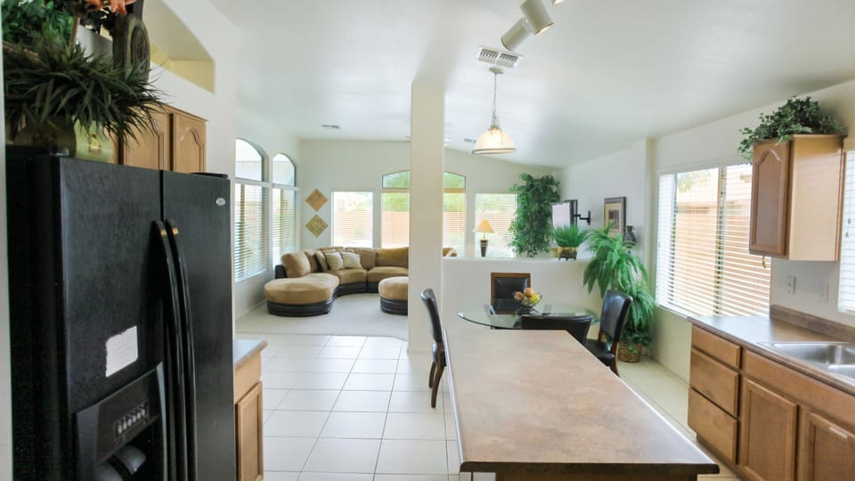 House (4 Bedrooms) | Private kitchen | Fridge, microwave, oven, toaster