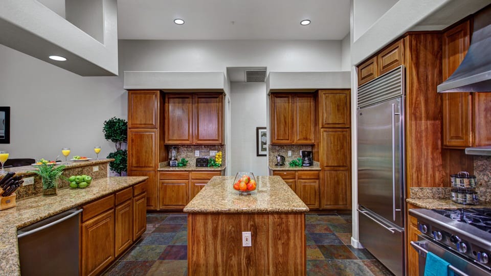 Studio (6 Bedrooms) | Private kitchen | Fridge, microwave, oven, blender