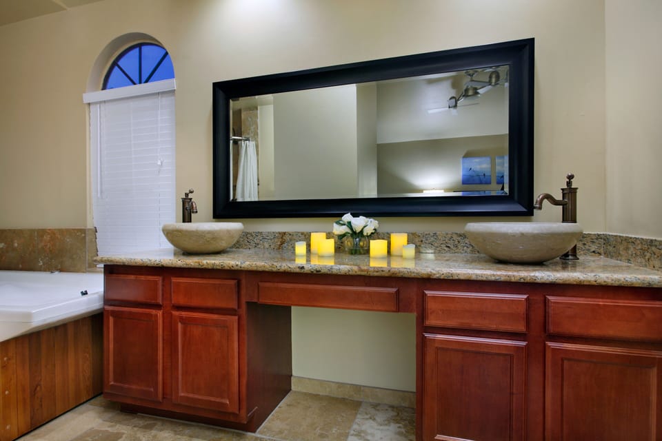 Backyard Playground! Golf Sport Court & Hot Tub! Villa in Glendale