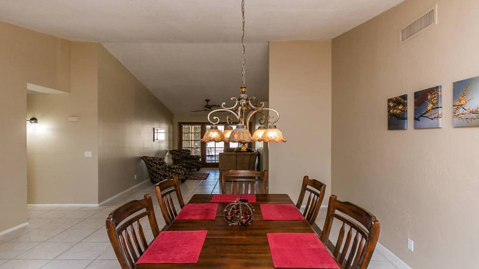 Studio (6 Bedrooms) | Dining room
