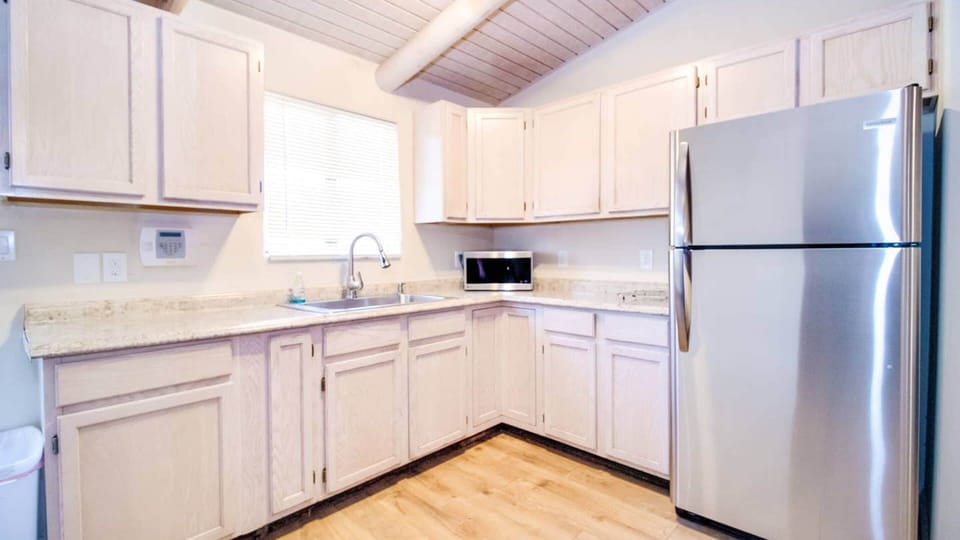 Studio (6 Bedrooms) | Private kitchen | Fridge, microwave, oven, ice maker