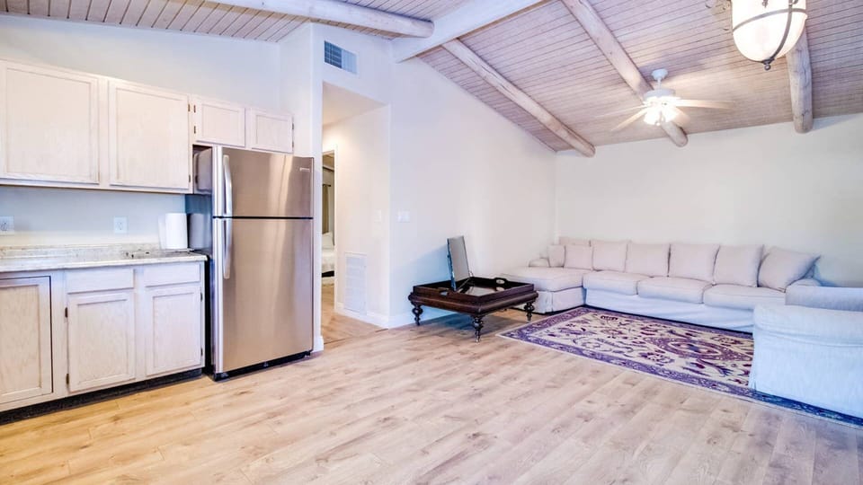Studio (6 Bedrooms) | Living area | 50-inch TV with cable channels