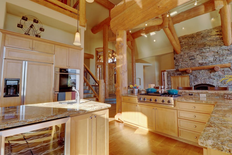 House, 5 Bedrooms | Private kitchen | Fridge, microwave, oven, coffee/tea maker