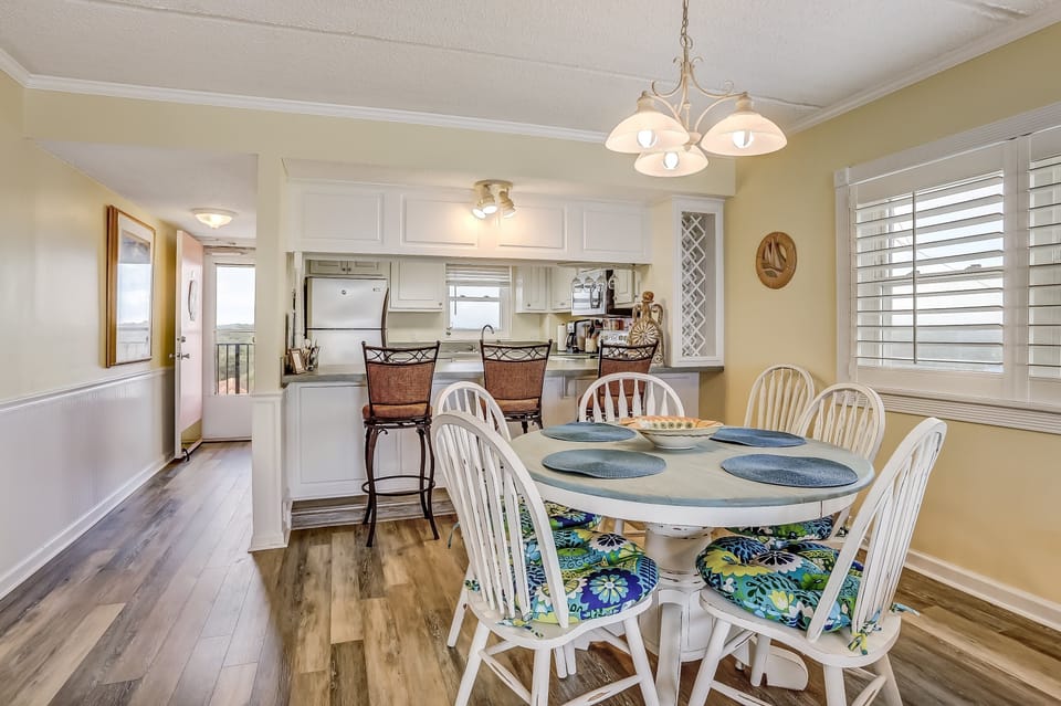 Condo, 2 Bedrooms | Dining