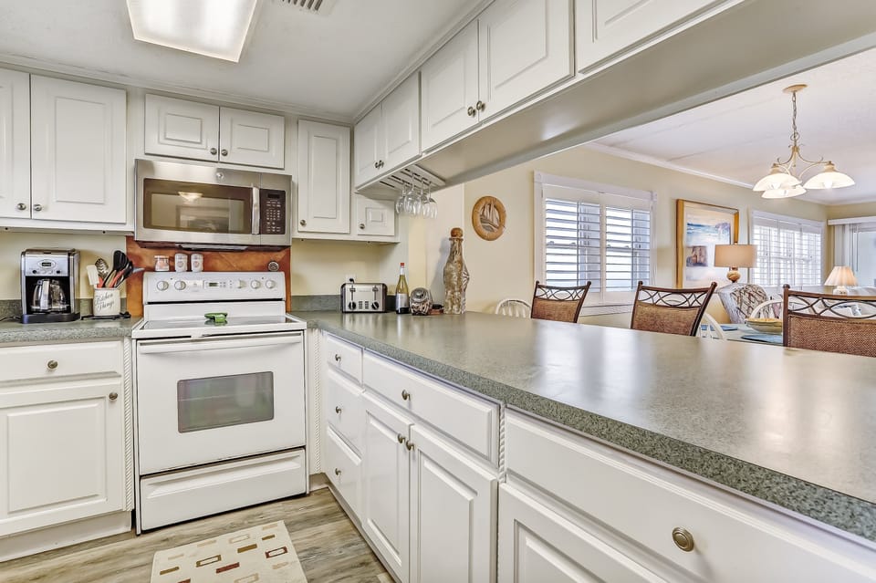 Condo, 2 Bedrooms | Private kitchen | Fridge, oven, coffee/tea maker