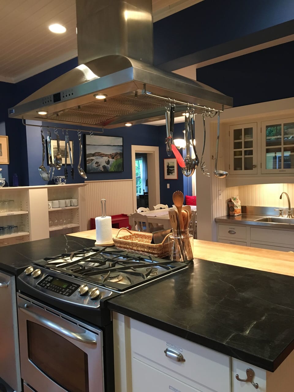 Kitchen stove and  breakfast bar