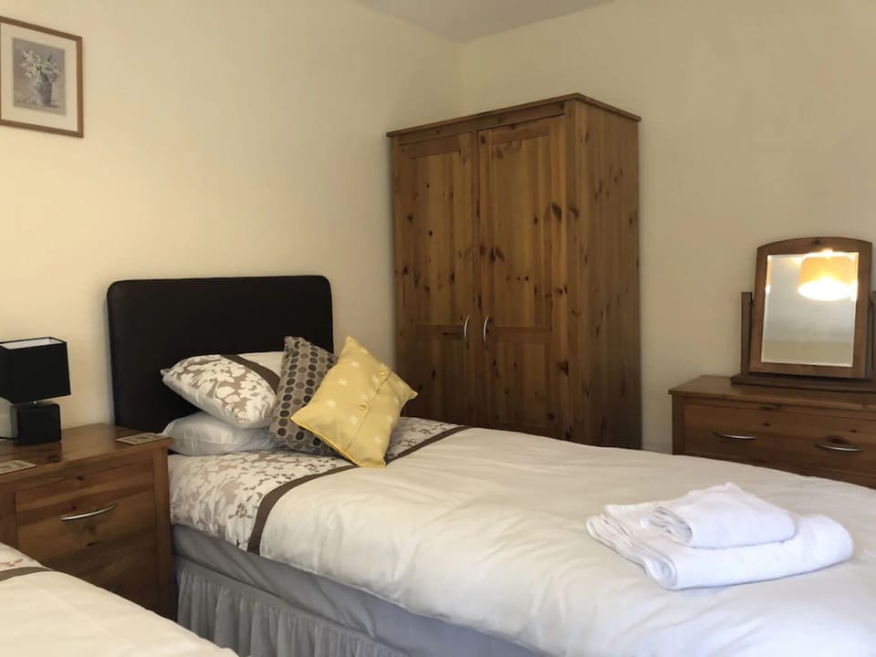 Twin bedroom, (zip and link beds can be made into a super king bed on request)