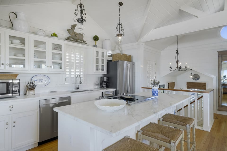 MODERN RENOVATED KITCHEN W/STAINLESS STEEL APPIANCES