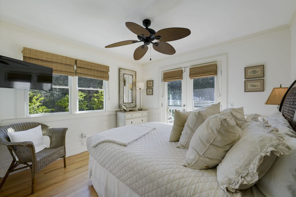 QUEEN W/FLATSCREEN & PRIVATE PORCH ACCESS