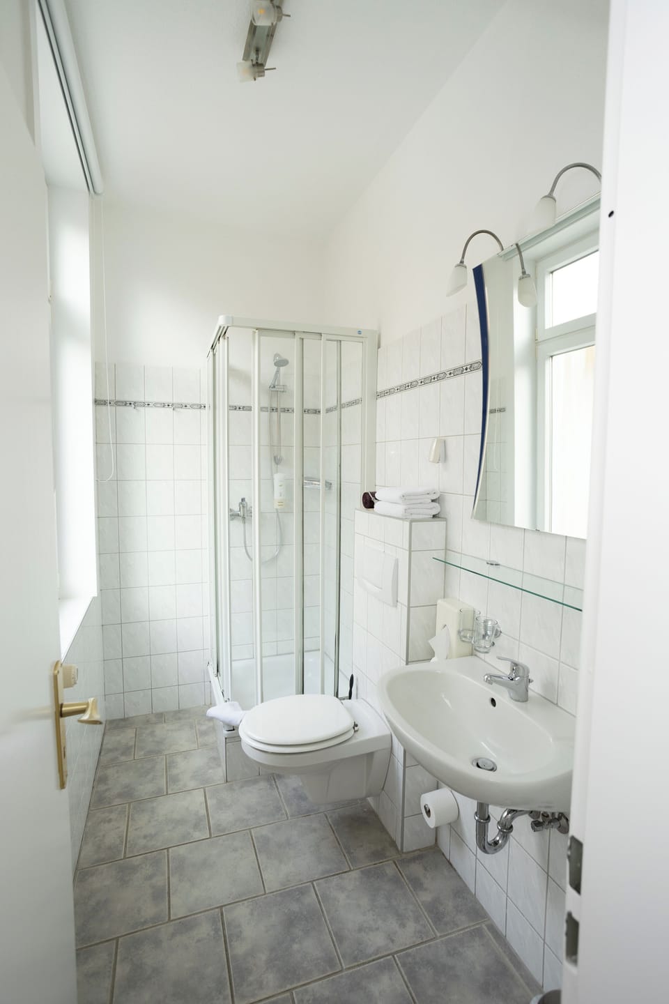 Double Room | Bathroom | Shower, rainfall showerhead, hair dryer, towels