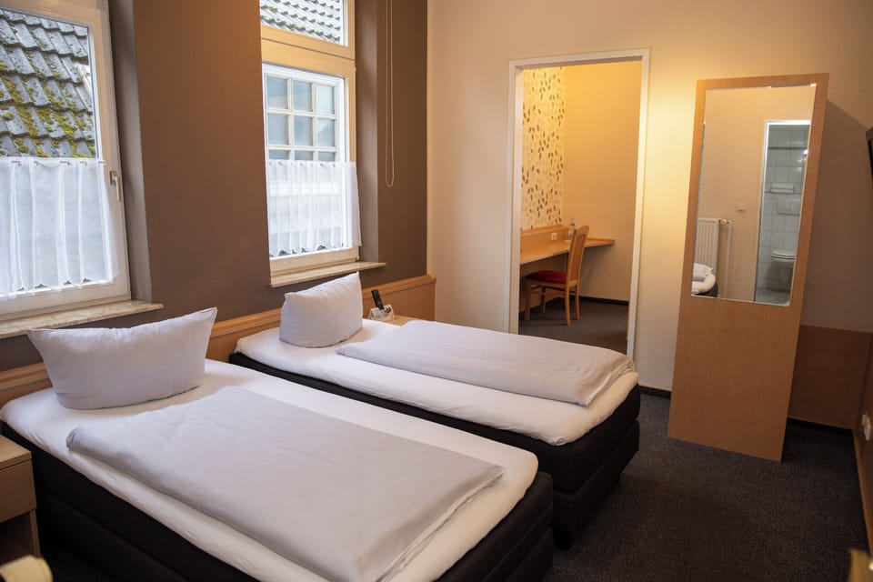 Hypo-allergenic bedding, rollaway beds, free WiFi, bed sheets