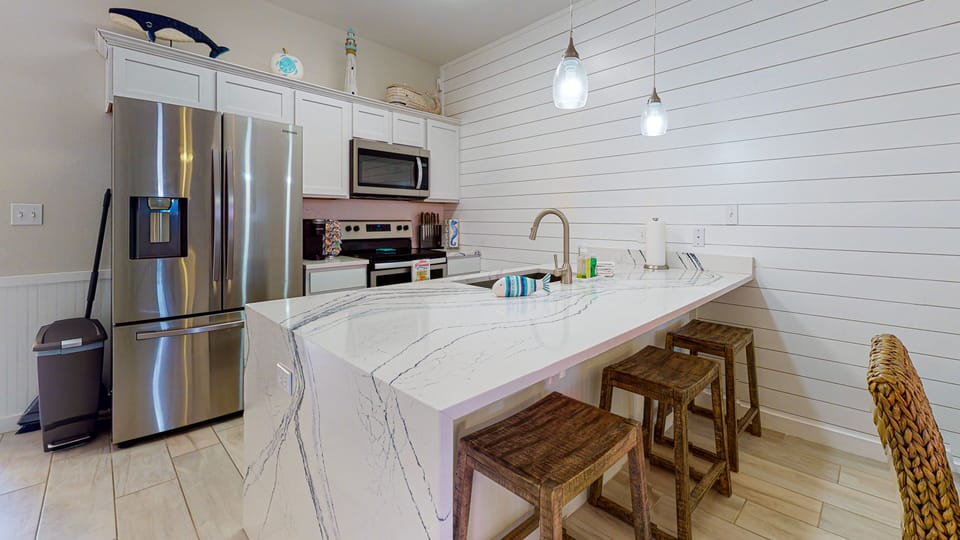 Breakfast Bar with Seating for 3