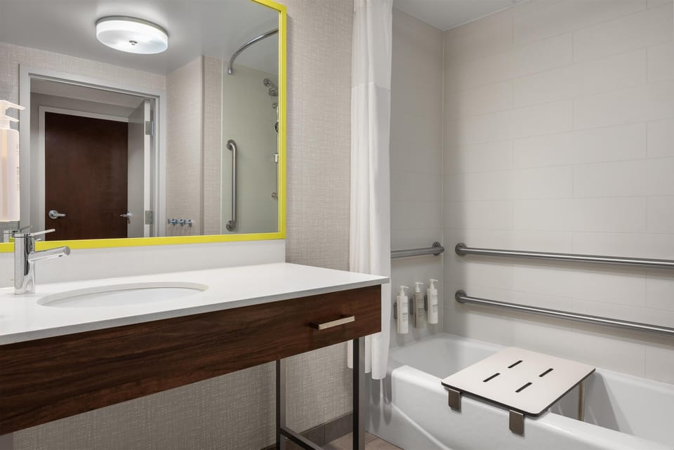 Combined shower/tub, free toiletries, hair dryer, towels