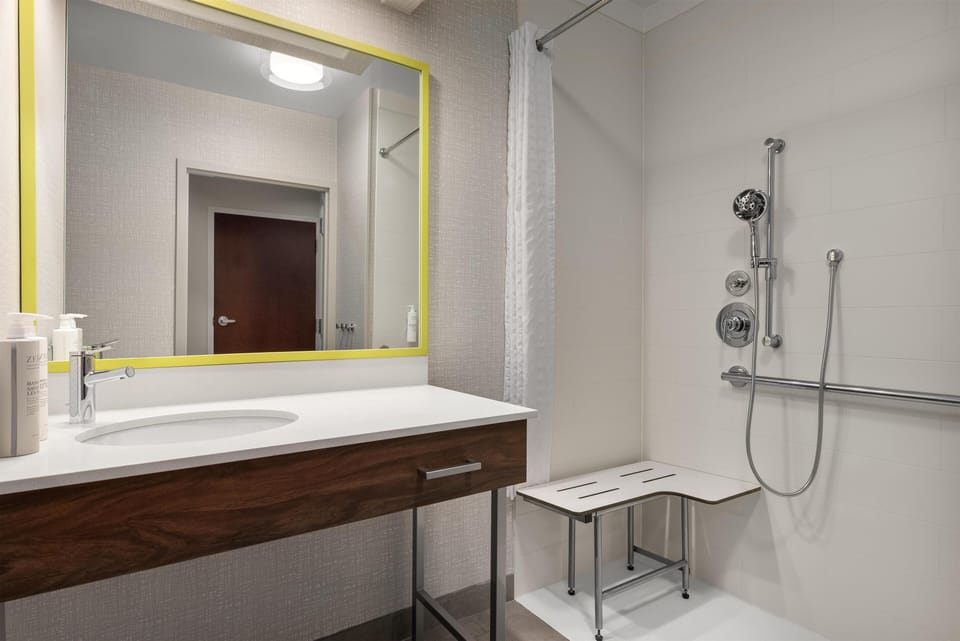 Room, Accessible, Non Smoking | Bathroom shower