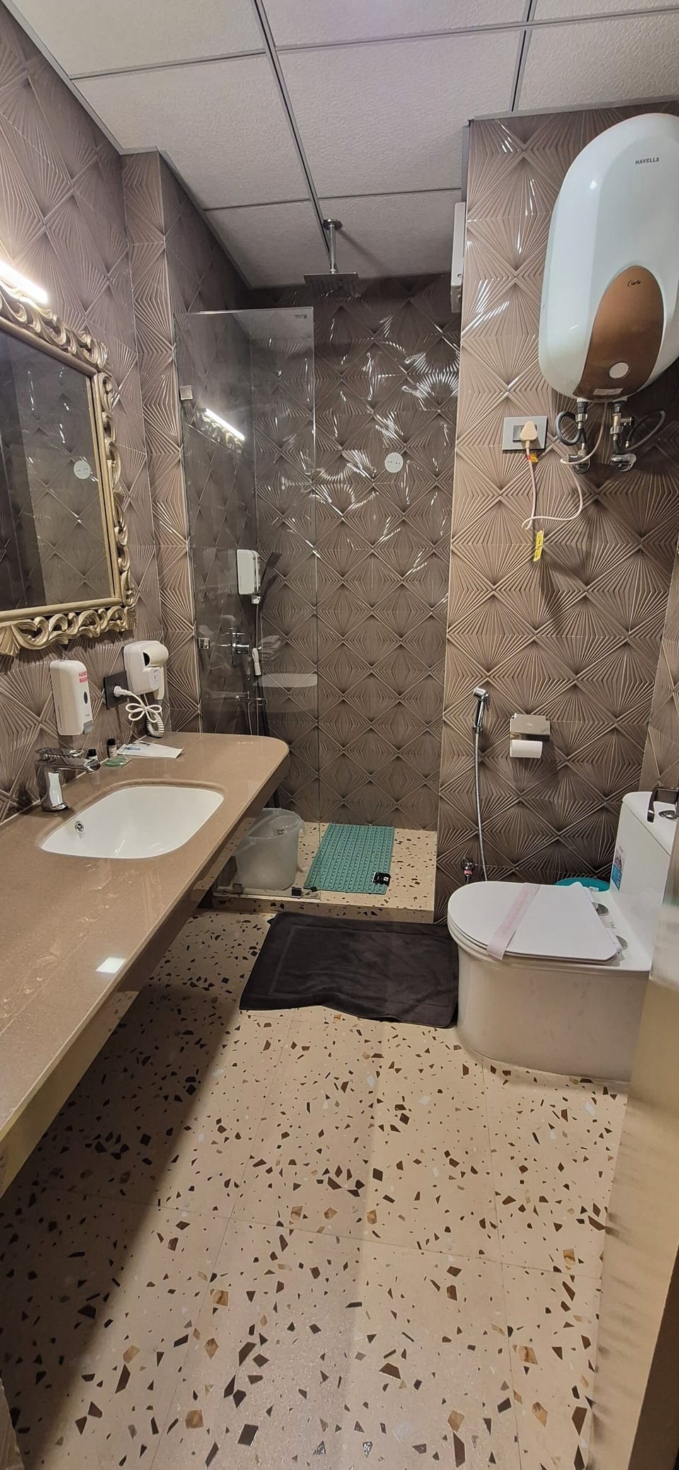 Deluxe Double Room | Bathroom | Towels, soap, shampoo