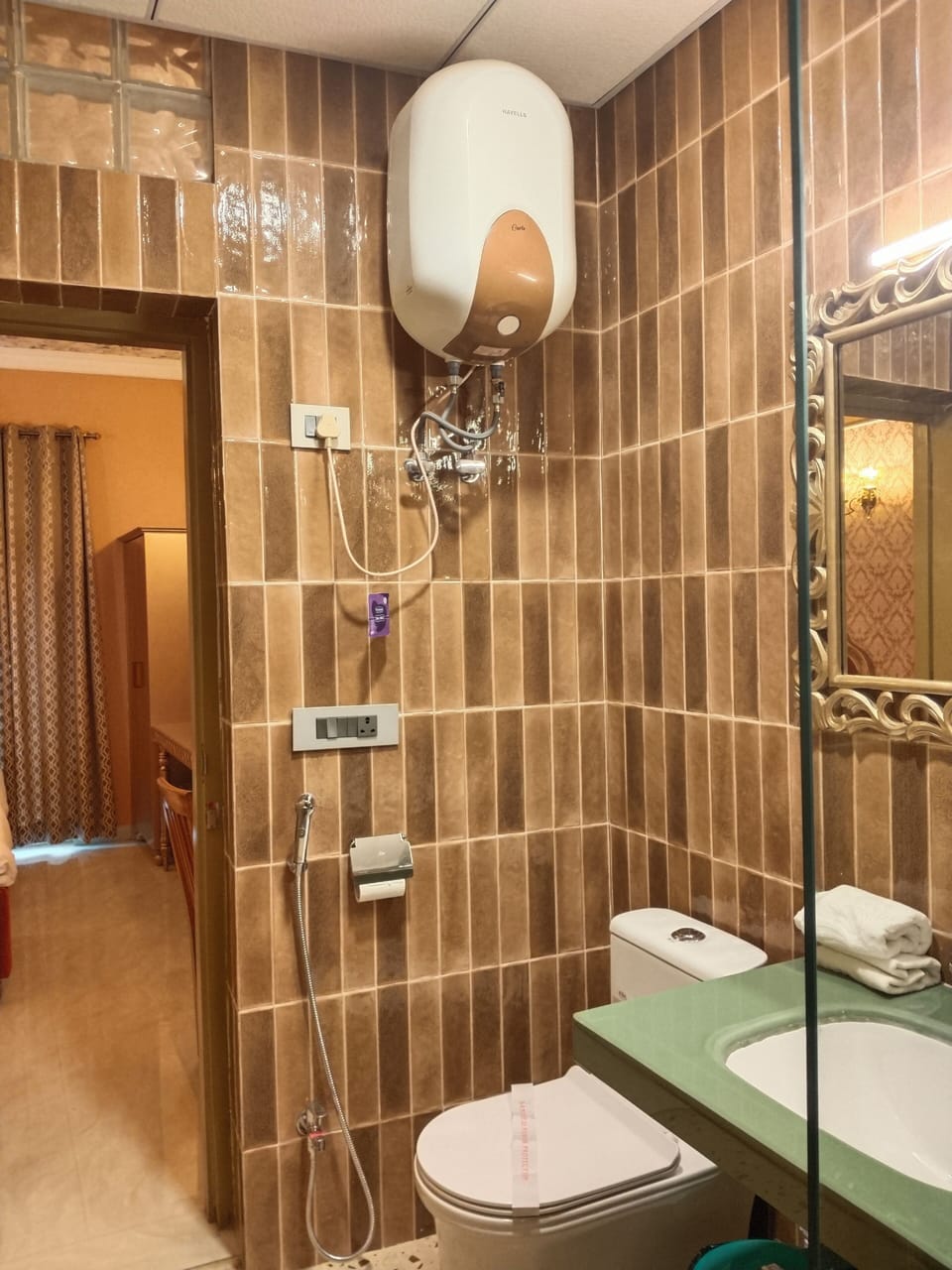 Deluxe Twin Room | Bathroom | Towels, soap, shampoo