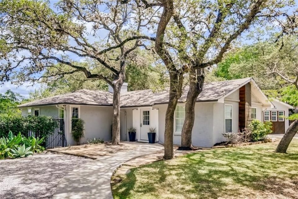 Great house for family Trips! Private pool & lake access! 3/2 sleeps 7. Pets ok 