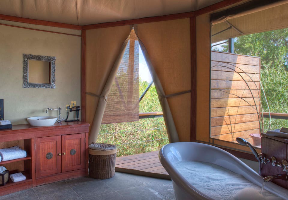 Deep soaking bathtub