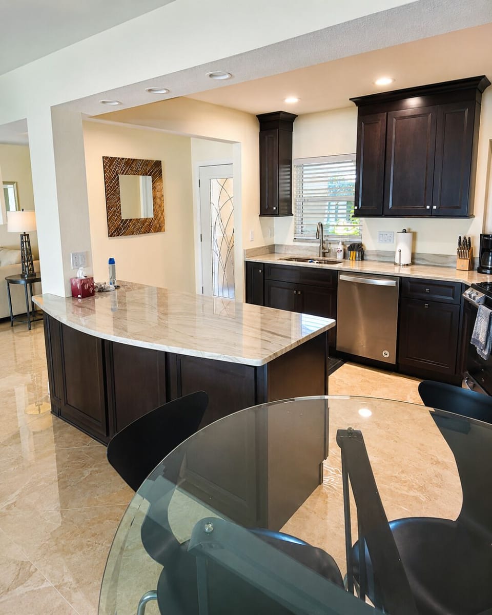 Fully equipped gourmet kitchen
